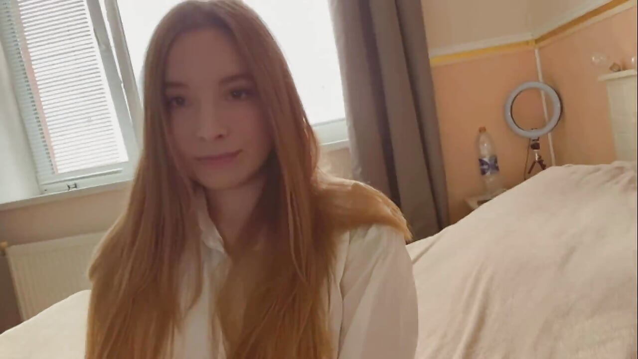 El coño de una chica hermosa palpita y se corre