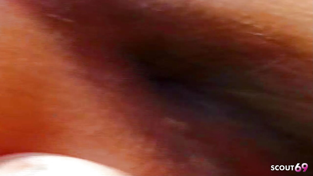 Rubia transexual follada secretamente en el bosque en su culo apretado