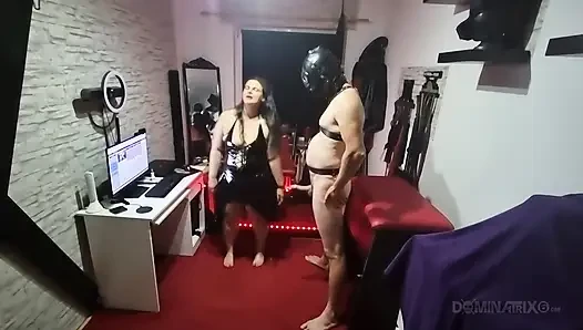 Baskın esmer hatun fetiş oyun odasında maskeli itaatkarı sikiyor