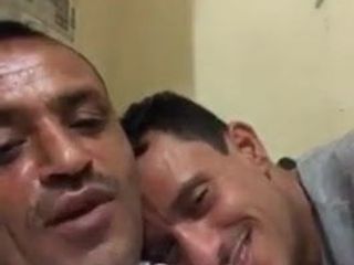 Un beau-fils pakistanais couche avec son beau-père