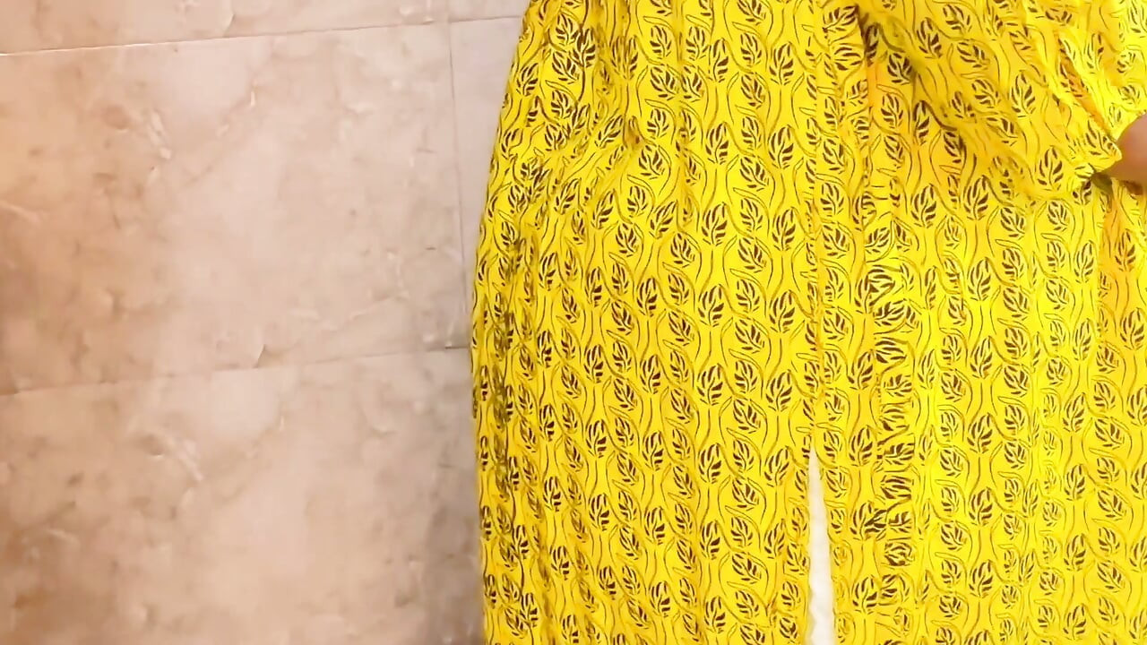Suddenly I Fucked My Stepmother in Law While She Was Cutting Curry in the Kitchen - Desi Rough Sex