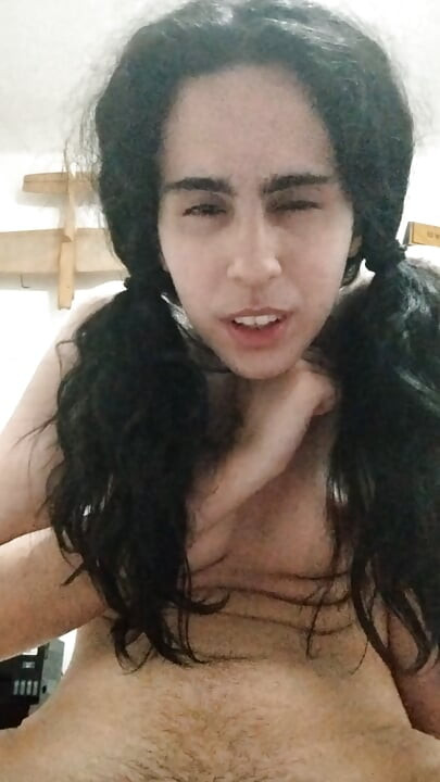 Garota virgem se masturbando
