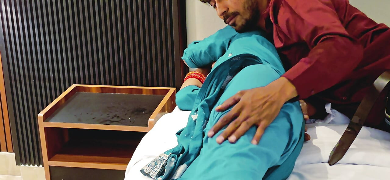 Suit salwar me let rhi kwari jawan chut ki nawely malkin garam kiye bina hi sex karne ki soch rhi h lund khada hogya h chut ko garam kiye bi