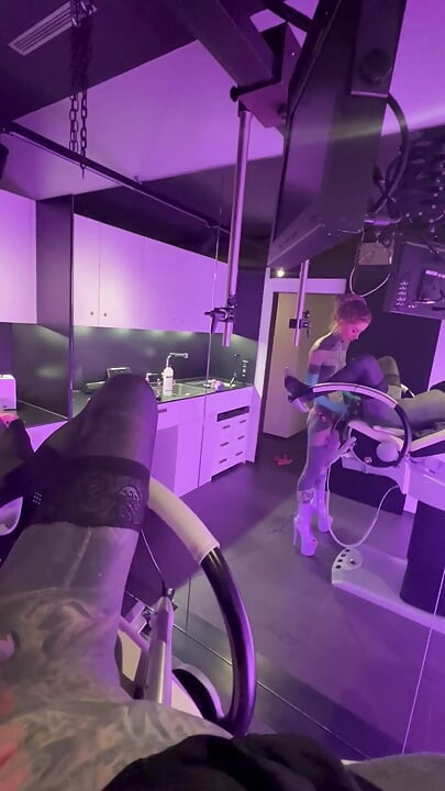 Pegging sa teškim tetovažama - dečko se jebe i duboko fingeruje