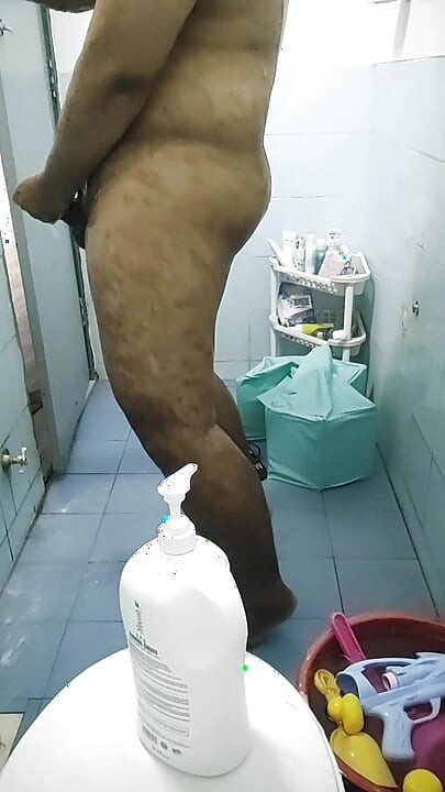 硬屌在洗澡時感覺淫蕩