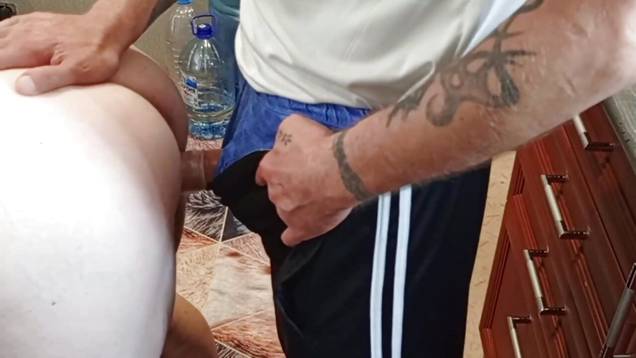 Suami saya dalam perjalanan perniagaan dan orang asing mengongkek saya