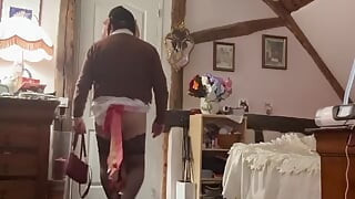 Ek sham ke lie saspendars ke sath ek chhoti pled skart men kapare pahne