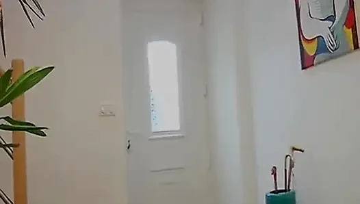 Французская крошка лижет киску ее подруги и трахает пальцами