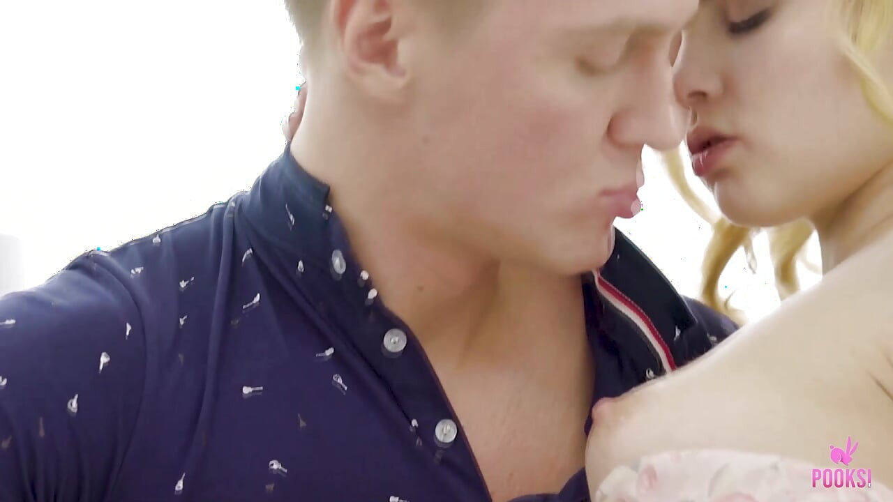 Alina'nın yuvarlak götü tutkuyla yarağa biniyor!