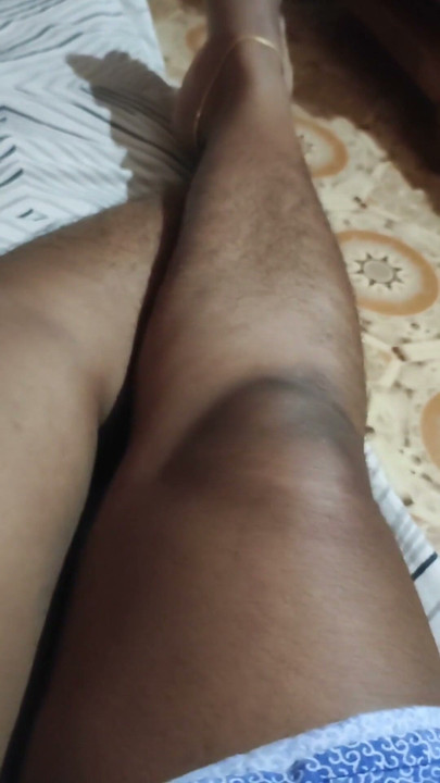 Mallu tamil girl enjoing herself and showing hairy leg | Clip 1