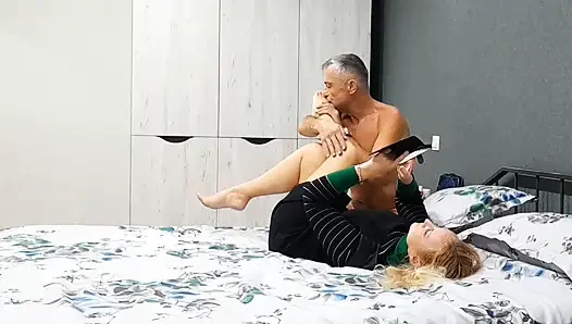Sarışın olgun eş arada seksten hoşlanır
