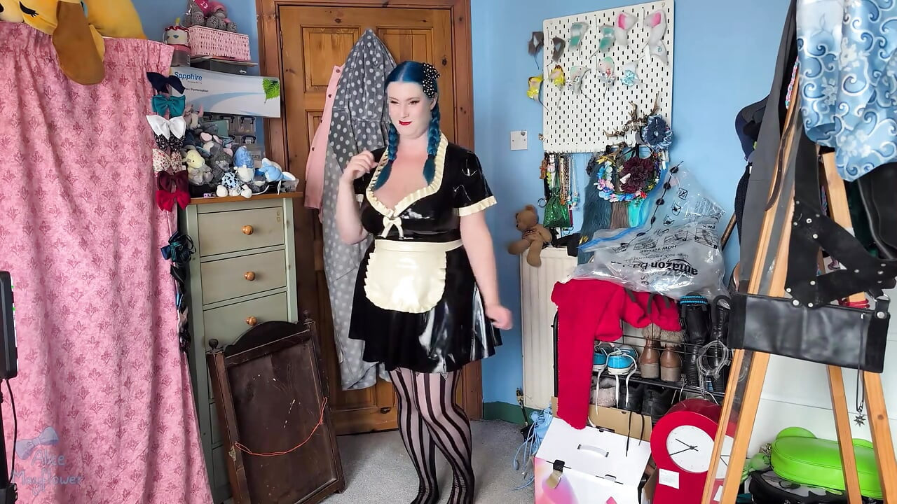 Diusik oleh pembantu rumah lateks - awek solo