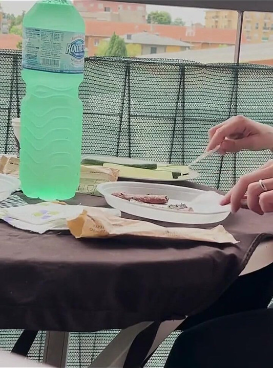 Lara spiser kød og knepper derefter blowjob og creampie på sofaen