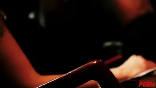 Erotik yazar muhteşem kadınların karanlık şehvetlerini ve fantezilerini tadıyor