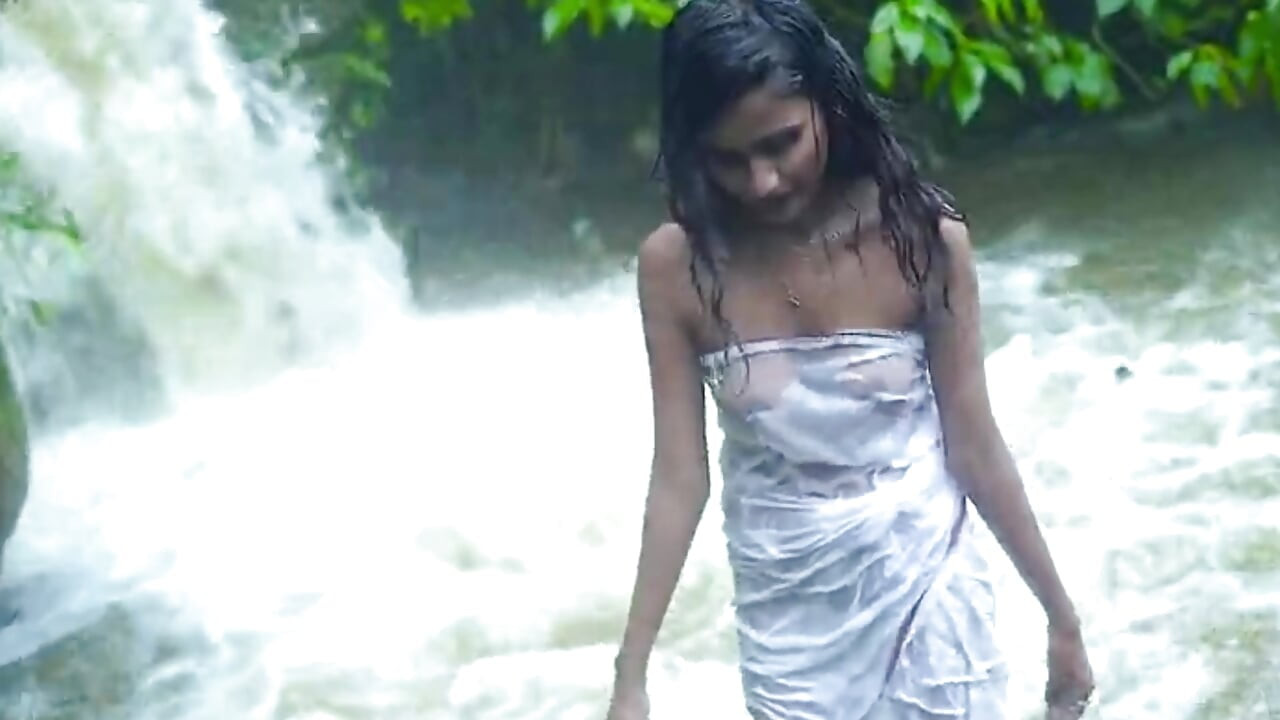 Desi girl ko nahate samye hi pakd ke jabbar dasti pela