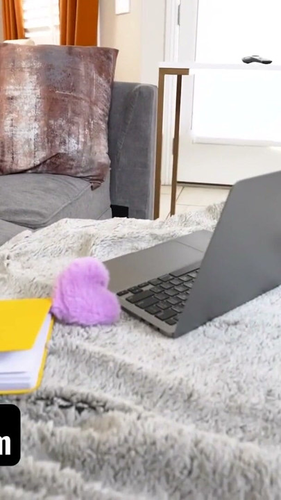 Depois de assistir pornô online, Roxie está se sentindo incrivelmente tesuda, e seu meio-irmão está lá para ajudar | Clipe 1
