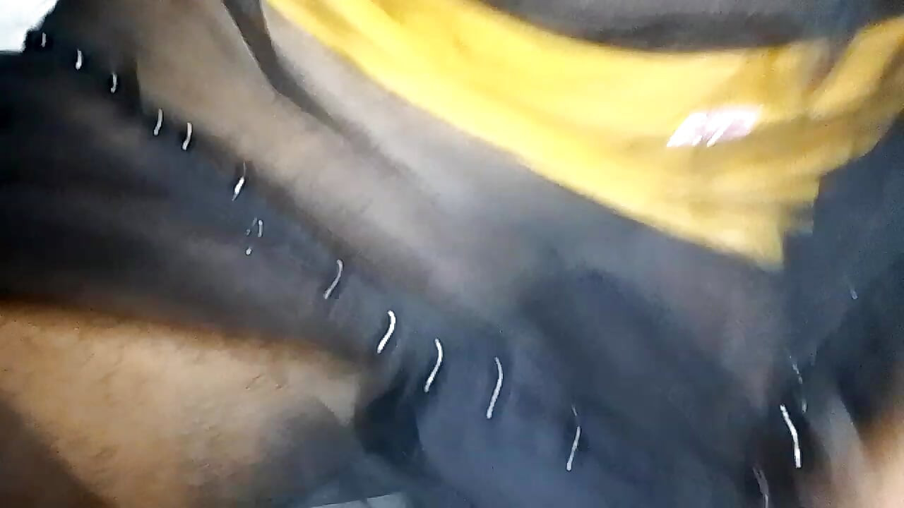 The Yellowish-yellowish Is the Black Black Black Gow and Puts the Tea