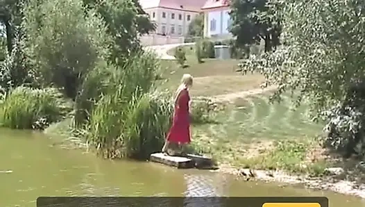 Blonde schlampe ausspioniert, während sie draußen pissen