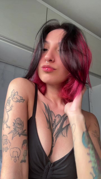 Симпатичная латина с татуировками