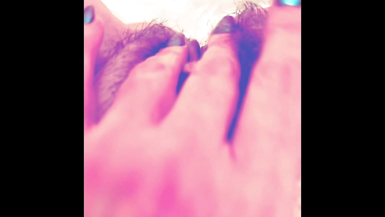 Shelby dando a si mesma vários orgasmos novamente com esguichando