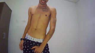 Chico twink masturbándose y corriéndose en webcam