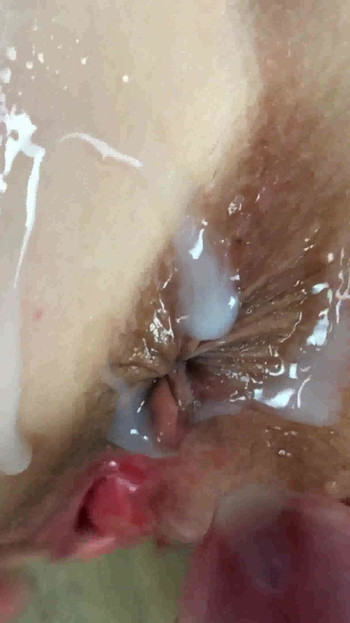 Viktigt ögonblick från "Gyllene dusch för hennes röv. Närbild blinkande Rövhål under sex och under orgasm."