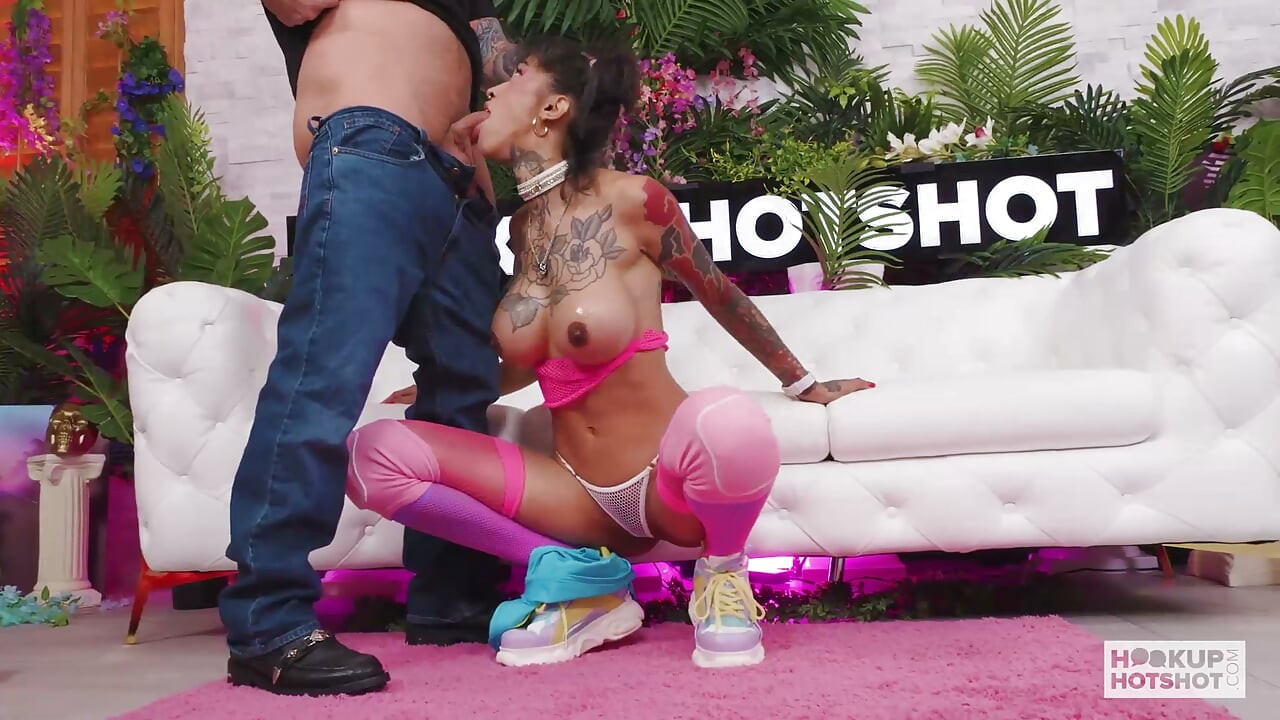 Watch Tatted Gal Ravyn Alexa Open Legs For That Raging Cock