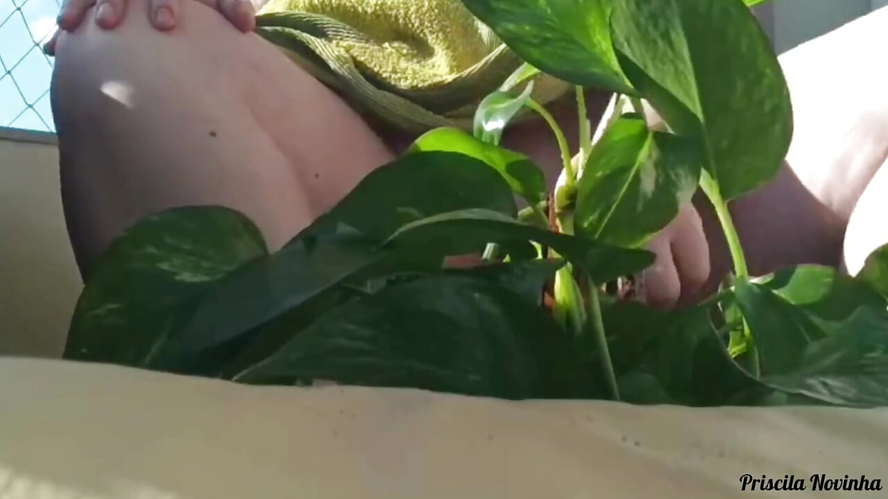 Madrastra graba video para el amigo del hijastro enseñando jardinería - parte 02