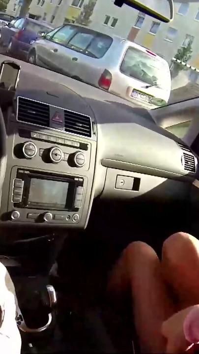Moment mémorable de « La MILF blonde im VW-bus gebumst »