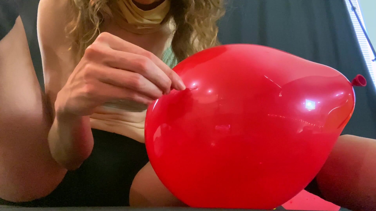 Balão saltando com agulha