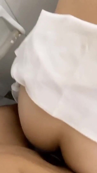 Sex dublu amator cu femeie latino slabă excitată care stă în picioare și se termină cu o ejaculare cremoasă | Clip 2