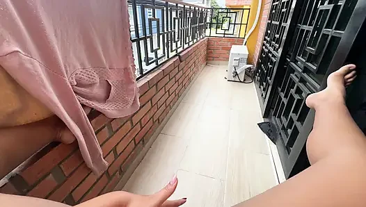 Dün gece iç çamaşırımla balkonda yürüyordum ve komşumun buraya baktığını gördüm, bu yüzden bu sabah dışarı çıkıp çıkmadığımı görmek için mastürbasyon yapmaya karar verdim ve