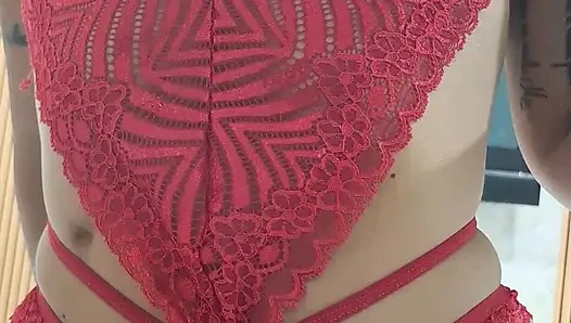 Kocam el işini çok sever, kalın penisini vajinanın girişine geçirerek onu takıldım