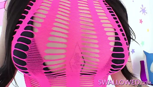 SWALLOWED Iris Leon открывает ее глотку