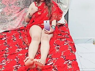 Punjabi vrouw masturbeert terwijl ze porno kijkt op haar mobiel met luid gekreun