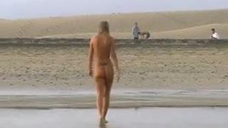 Yvonne naakt in het openbaar (openbaar strand)