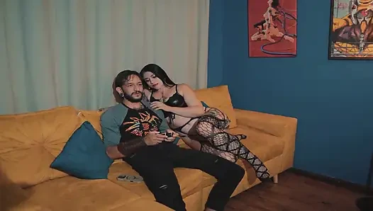 Ben oynarken bu gotik kız yarağımı istiyor