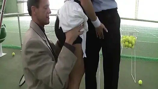 Sex on job, szene 3: vollbusige brünette MILf genießt doppelpenetration auf dem tennisplatz