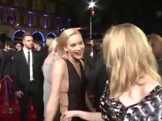 Jennifer Lawrence e Natalie Dormer se beijam