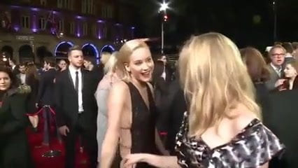 Jennifer Lawrence e Natalie Dormer si baciano