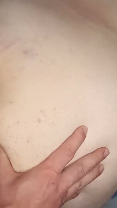 継母は素直に朝後背位で起きて、彼のハードオンを取り除くために彼女の継子に彼女をファックさせました。 | クリップ 1