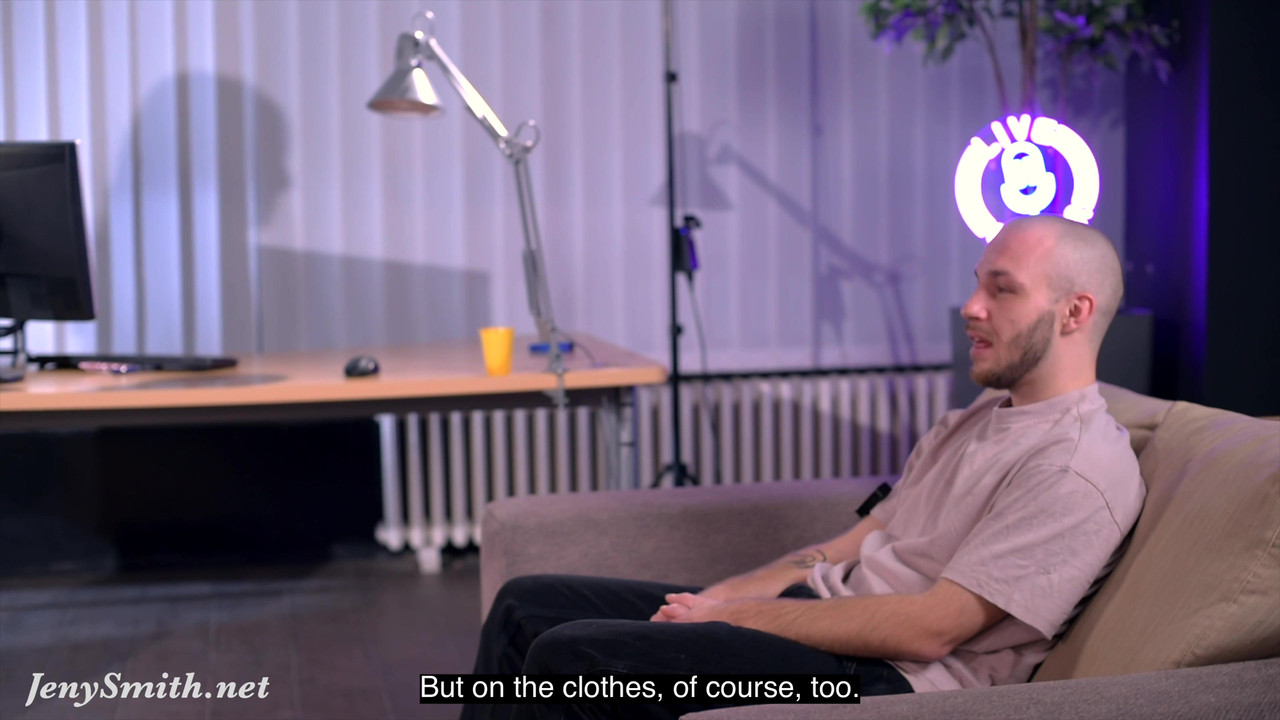 治疗不安全：她在中途脱衣服