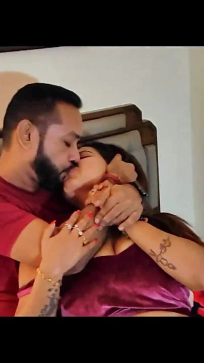 Momento imperdível de "Um gerente corporativo foi para uma turnê com sua esposa e em vez de sair eles permanecem no quarto"