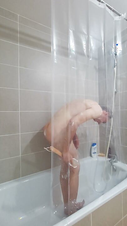 투명한 샤워 커튼 하나만 걸치고 네 앞에서 샤워를 할게.