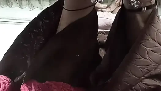 Göt amcık sikiyor yarak emiyor göğüslerini emiyor memeden süt emiyor ve domaltarak yarağa oturuyor ve doğrudan Hintçe seste yatıyor