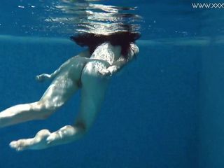 Супер симпатичные большие сиськи Sheril Bloss под водой