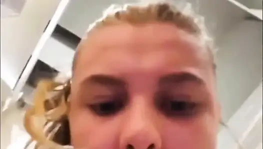 Muschi in der Öffentlichkeit fingern