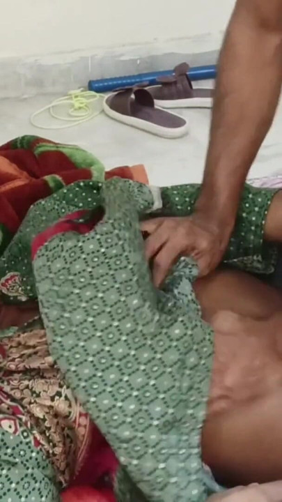 Indiancă bhabhi cu forme, dur pe la spate în dormitor cu Devar - amator desi cu joc de roluri cu înregistrare de acasă | Clip 1