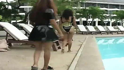 2 seksi latin havuzda ve plajda lateks fetişi sunuyor
