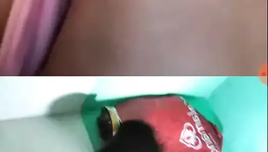 Un appel vidéo avec un bébé sur instagram montre ses seins